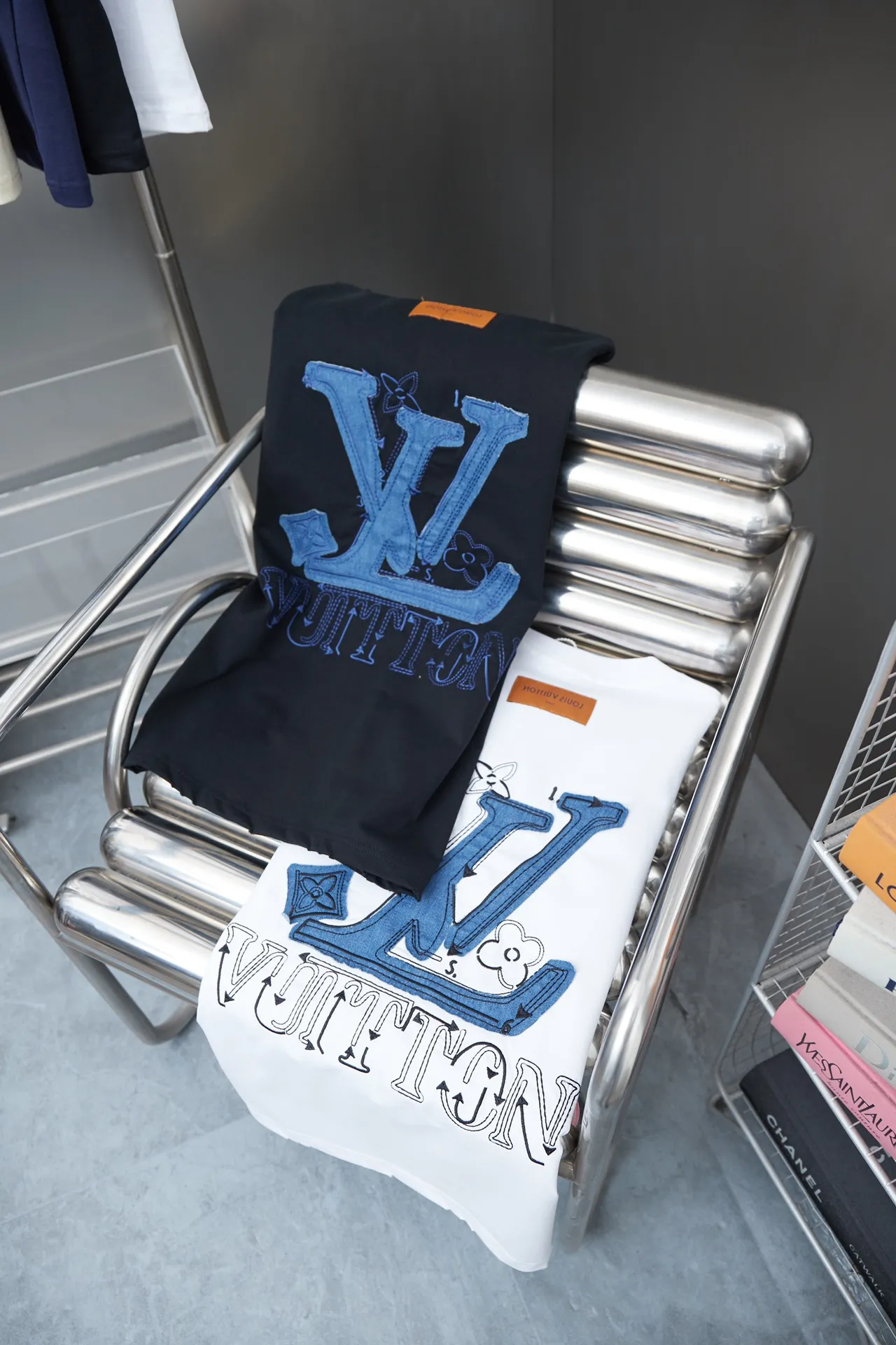 🅿️200 1V 25SS early spring new style denim splicing embroidery LV short sleeves light luxury essential item for daily commuting for men and women correct version welcome to compare detailed features · 320g 100% pure cotton double yarn jersey fabric · Special thickened 32 pieces of double-strand 1X1 thread in the same vat custom dyeing · Denim cutting and splicing ➕Various embroidery craft letters · Hem collar Cuff fraying process · Double-needle stitching across seams · Original main mark, washed tag, branded moisture-proof paper packaging Color: Black/White Size: S/M/L/XL